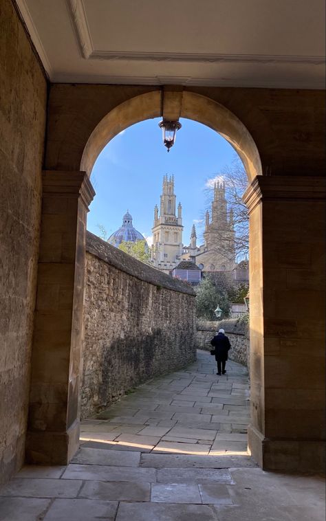 Oxford Christmas, Christmas Aesthetic Tiktok, Winter Castle, Academia Wallpaper, Aesthetic Tiktok, Howls Moving Castle, Christmas Aesthetic, Christmas 2024, Castle