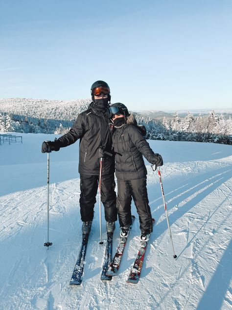 Matching Couple Ski Outfits, Ski Date Aesthetic, Ski Trip Aesthetic Couple, Baggage Claim Aesthetic, Skiing With Boyfriend, Couple Skiing Pictures, Couples Skiing, Snowboarding Fits, Vsco Boyfriend