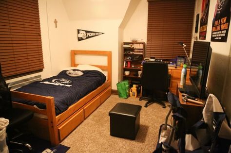 PENN STATE – STUDENT LIFE – Just in case you never get lucky enough to see the bedroom of a Chi Phi brother in person, here’s what they look like. Simple, functional, and shockingly clean. As of right now, every person living in this house has their own room, which is just totally unfair. Frat House Bedroom, Fraternity House Interior, Frat House Interior, Frat House, Fraternity House, Gamer Bedroom, Hangout Room, College Aesthetic, Character Home