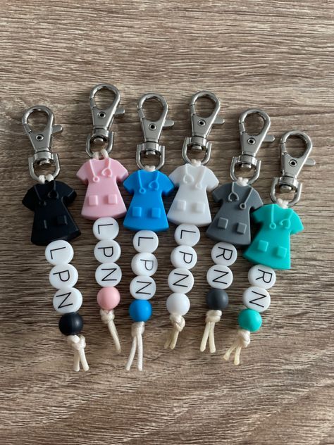 How To Make Silicone Bead Pacifier Clip, Craft Fair Crafts To Sell, Silicone Bead Pen Ideas, Silicone Keychain Ideas, Silicone Beads Ideas, Silicone Bead Crafts, Nursing Keychain, Silicone Bead Ideas, Diy Crafts Keychain