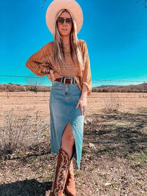 Denim Skirt Outfit Ideas for 2024 - Scents Universe Denim Skirt Outfit Summer Street Style, Western Jean Skirt Outfits, Jean Skirt With Cowgirl Boots, Midi Jean Skirt Outfits, Western Skirt Outfits, Skirt And Cowboy Boots Outfit, Dress And Cardigan Outfit, Outfit Vaqueros, Denim Skirt Outfit Ideas