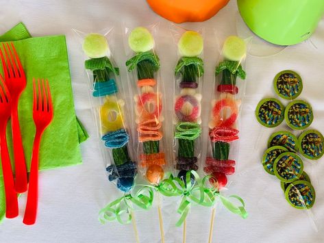 Ninja Turtles inspired candy kabob Turtles Candy, Candy Kabobs, Cartoon Movie Characters, Apple Gifts, Gift Wrap Ribbon, Custom Candy, Sweet Shop, Party Centerpieces, Free Stickers