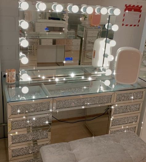 Sparkly Room Ideas, Boujee Bedroom Ideas Luxury, Room Ideas Boujee, Baddie Vanity, Fancy Room Ideas, Glam Aesthetic Room, Glam Makeup Room, Sparkly Vanity, Glitter Vanity