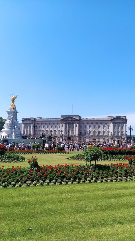 buckingham palace, garden, roses, blue skies, london, europe, euro summer, england, castle, royalty, aesthetic, travel, holiday Buckingham Palace Aesthetic, England Palace, England Castle, Buckingham Palace Gardens, Buckingham Palace London, Palace London, Castles In England, Castle Aesthetic, Roses Blue