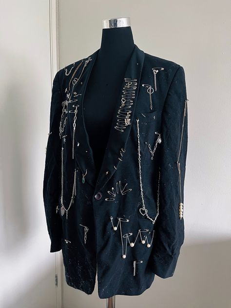 Pinned Blazer . . . . . #fashion #safetypins #punk #grunge #gothic #aesthetic #darkaesthetic #fashiondesign #design #alternative #alt #altfashion #recycling #recyclingfashion #upcycling #upcyclingfashion #gothaesthetic #blazer #vest Fancy Punk Outfits, Blazer Upcycle, Punk Suit, Punk Professional, Punk Blazer, Punk Denim, Punk Fashion Diy, Techno Outfit, Punk Style Outfits