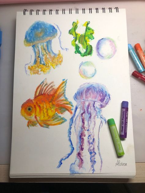 oil pastel! @tulipxal_draws on instagram Aquarium Goldfish, Jellyfish Aquarium, Jellyfish Drawing, Jellyfish Art, Oil Pastel Paintings, Oil Pastel Art, Oil Pastel Drawings, Small Drawings, Crayon Art