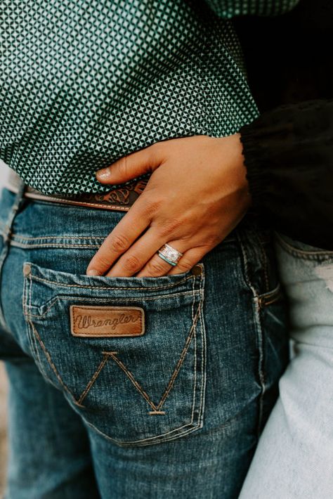 Country Engagement Outfit Ideas, Cute Unique Engagement Photos, Rustic Fall Engagement Pictures, Wrangler Engagement Photos, Cute Couple Outdoor Pictures, Western Engagement Announcement, Cute Western Engagement Photos, Engagement Photo Country, Cute Country Engagement Pictures