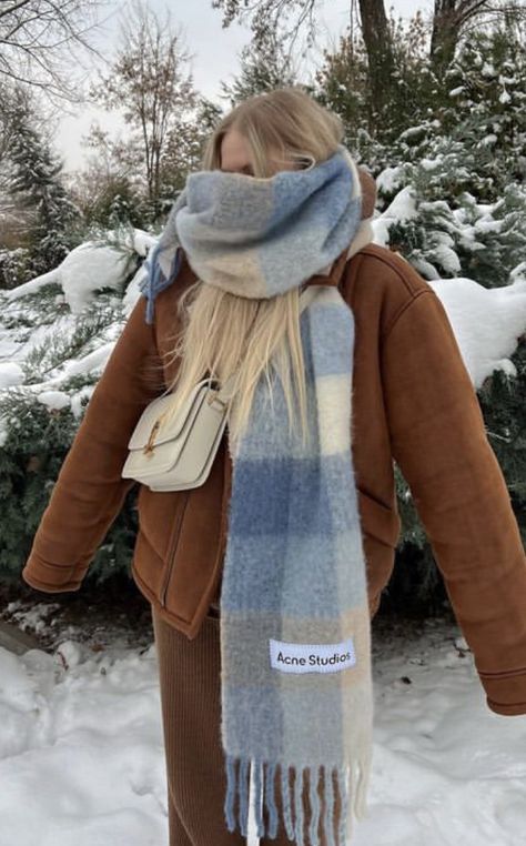 Chunky Scarves Aesthetic, Scarves Aesthetic Winter, Cute Scarves Winter, Chunky Winter Scarf, Big Scarves Outfit, Scarves Outfits Winter, Scarf 2023 Trend, Big Chunky Scarf, Scarf Looks Winter