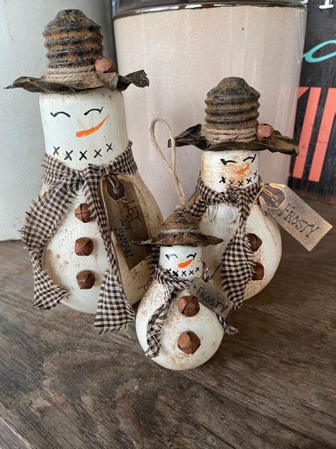 Oh the Snowman Lightbulbs!!!!! You... - The Silver Farmhouse Cute Snowmen, Light Bulb Crafts, Painted Light Bulbs, Light Bulb Ornaments, Diy Snowman, Painted Christmas Ornaments, Clay Pot Crafts, Diy Christmas Decorations Easy, Snowman Ornament