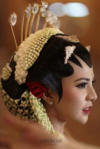 Traditional wedding hair & make up | 71 Best Traditional Indonesian Wedding Moments | http://www.bridestory.com/blog/71-best-traditional-indonesian-wedding-moments Javanese Wedding Makeup, Wedding Adat Jawa, Jawa Wedding, Wedding Jawa, Pose Pengantin, Javanese Wedding, Kebaya Wedding, Elegant Wedding Themes, Adat Jawa