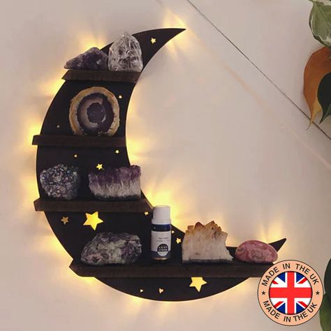 ★ Bring some magic into your home with our  Celestial moon light up wooden wall shelf ★ An original wooden design handcrafted by Kate and her small team at Coppermoon.  Dimensions  Height: 40 cm Width: 34 cm Depth for crystals to stand on: 4.4 cm This light up design will bring a beautiful soft warm glow to your home creating the perfect ambience for peace and restfulness.  Made out of thick Poplar and stained in a choice of dark oak colour or Black. Powered by three AA batteries and can be turned on and off without taking the moon off the wall ☆☆ 𝐓𝐡𝐢𝐬 𝐝𝐞𝐬𝐢𝐠𝐧 𝐜𝐨𝐦𝐞𝐬 𝐞𝐦𝐩𝐭𝐲 𝐫𝐞𝐚𝐝𝐲 𝐭𝐨 𝐟𝐢𝐥𝐥 𝐰𝐢𝐭𝐡 𝐲𝐨𝐮𝐫 𝐜𝐫𝐲𝐬𝐭𝐚𝐥𝐬 𝐚𝐧𝐝 𝐭𝐫𝐞𝐚𝐬𝐮𝐫𝐞𝐬 ☆☆ 🌲 We plant a tree for each order placed! - - - - - - - - - - - - - - - - - - - - - - - - - - - - - - - - - - - - Brown Moon, Geometric Shelf, Moon Shelf, Crystal Shelf, Geometric Shelves, Crystal Shelves, Hanging Plant Wall, Cute Diy Room Decor, Wooden Wall Shelves