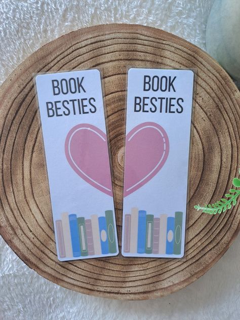 Celebrate your book bestie with these cute Jigsaw heart bookmarks - * Made with strudy cardstock and laminated for extra protection. * One sided print- the back will be plain white  The price set is for both bookmarks.  If you would like me to send one to yourself, and the other to your friend with a gift note, please leave me their address and your personalised message in the notes section.  ** Please note due to the nature of recycled card there will be some variation in the cardstock including natural flecks.  The colours of the bookmark may vary from the photo once printed due to screen settings ** Book Mark For Friends, Friendship Day Bookmarks, Cute Things To Make Your Friends Diy Gifts, Bookmark For Friend, Bff Bookmarks, Cute Gifts Ideas For Friends, Best Friend Bookmark, Leaving Gifts For Friends, Bookmark For Best Friend