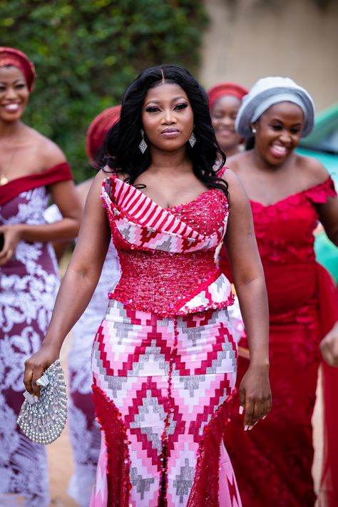 Ghanaian Traditional Wedding Attire, Kente Dress Styles Classy Wedding, Wedding Kente Styles, Ghanaian Traditional Wedding Dresses, Kente Dress Ghana Traditional Weddings, Simple Kente Dress Styles, Bridal Kente Styles, Traditional African Wedding Dress, Asoebi Outfit