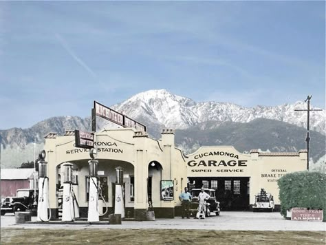 Old Gas Pumps, Vintage Gas Pumps, Pompe A Essence, Station Service, Gas Service, Historic Route 66, Old Garage, Old Gas Stations, California History