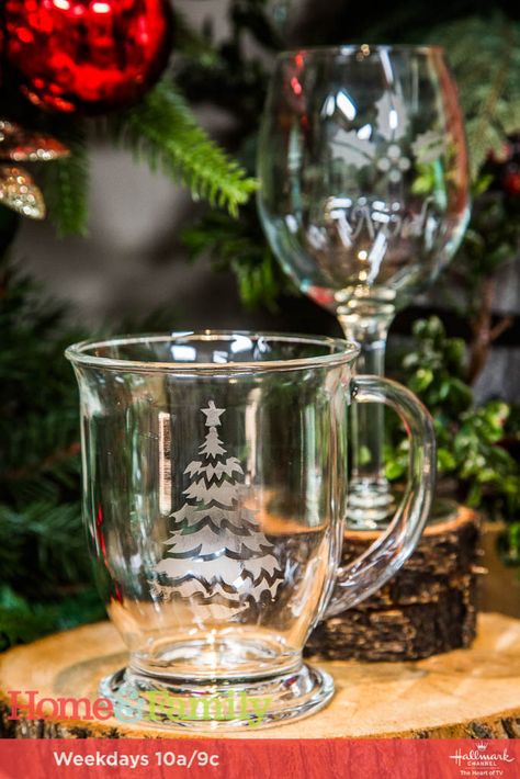 Christmas Wine Glasses Etched, Etched Glass Ideas Christmas Gifts, Etched Christmas Glasses, Christmas Etched Glass Ideas, Christmas Glass Etching Ideas, Etched Glass Ideas, Etching Glassware Diy, Christmas Glassware, Glass Etching Diy