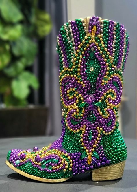 Mardi Gras Party Dress, Mardi Gras Decorating, Baddie Mardi Gras Outfits, Marti Gras Outfit Ideas, Mardi Gras Float Ideas, Mardi Gras Ball Gowns, Diy Mardi Gras Decorations, Mardi Gras Outdoor Decorations, Mardi Gras Shoes