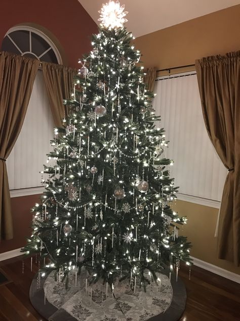 Christmas Tree With Crystal Decorations, Crystal Xmas Tree Decorations, Crystal And White Christmas Tree, Icecicle Christmas Tree, White Crystal Christmas Tree, Crystal Garland Christmas Tree, Christmas Tree With Crystals, Christmas Tree Crystal Decorations, Crystal Christmas Tree Ideas