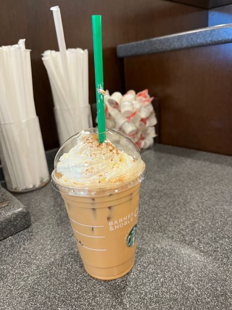 Best Starbucks Drinks Iced Coffee Fall, Pumpkin Spiced Latte Starbucks, Iced Pumpkin Cream Chai Starbucks, Coffee Drink Ideas, Starbucks Pastries, Pumpkin Spice Iced Latte, Fall Starbucks Drinks Pumkin, Cafe Starbucks, Starbucks Pumpkin Cream Cold Brew