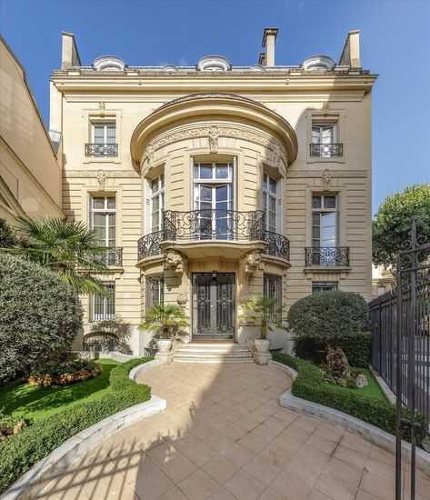 A Parisian H�ôtel Particulier On Square de L’Avenue Foch — Francis York Parisian Hotel, Single Bedroom, Large Dining Room, Iconic Buildings, Bedroom With Ensuite, Entrance Gates, Luxury Property, Bedroom Suite, Luxury Real Estate