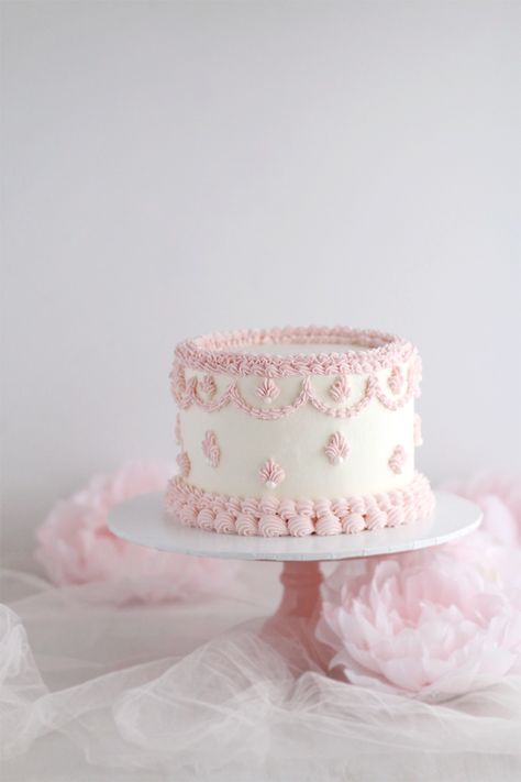 Timeless Birthday Cake, Easy Vintage Cake Design, Vintage Tea Party Cake Ideas, Vintage 1st Birthday Cake, Frilly Birthday Cake, Vintage Cake Photography, Light Pink Vintage Cake, Simple Vintage Cakes Birthday, Pink Bow Smash Cake