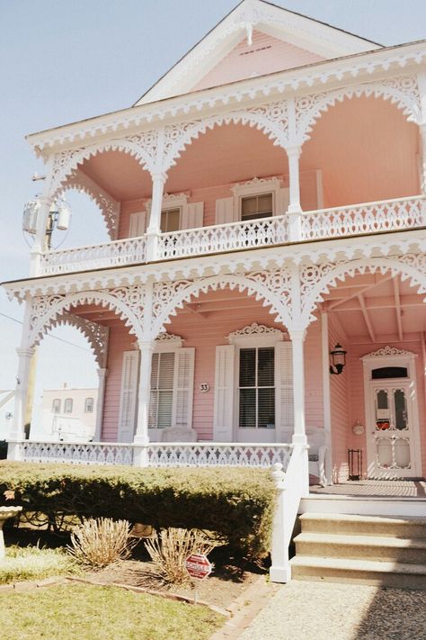 Pink Victorian house Pink Victorian House, Extravagant Lifestyle, Pink Kitchens, Folk Victorian, Pink Victorian, Casa Vintage, Painted Ladies, Pink House, Victorian Houses