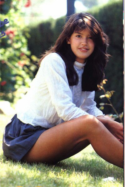 Phoebe Cates 80s Style, Phoebe Cates 80s, 80s It Girl, Phoebe Cates Paradise, Phoebe Cates, 80s Girl, Pondicherry, ��인물 사진, On The Ground