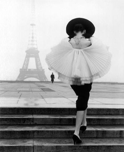 black-and-white-classic-eiffel-tower-fashion-paris-Favim.com-39551 Vintage Foto's, Jacques Fath, Vogue Vintage, Glamour Vintage, Fotografi Vintage, Paris Vintage, Look Retro, Paris Mode, Dior Vintage