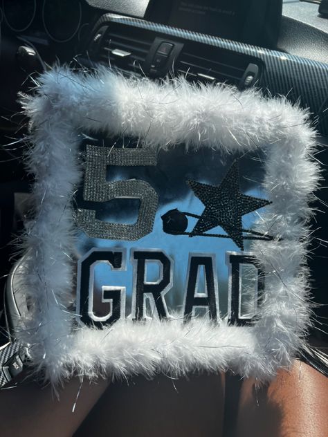 Chrome Hearts Graduation Cap, Crown Graduation Cap, Senior Cap Ideas, Graduation Pictures Outfits, Senior 25, School Photoshoot, Creative Graduation Caps, High School Graduation Pictures, Graduation Cap Ideas