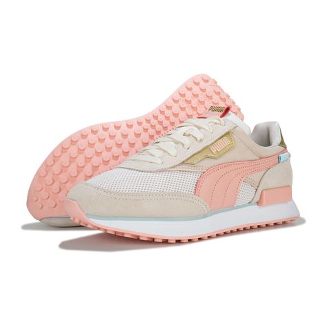 Disfruta del retrofuturismo más colorido que puedas agregar a tus atuendos casuales llevando en tus pies los tenis Future Rider para mujer de la marca Puma. Mantienen una gran inspiración en los tenis Fast Rider de los ochentas, favoritos entre los runners por su gran comodidad, mientas que su diseño en capas y multicolor destaca de inmediato. La suela de goma te dará tracción y agarre, mientras que la mediasuela IMEVA ofrece una amortiguación suave a cada paso. Puma Future Rider, Vans Converse, Style Reference, Brooks Sneaker, Saucony Sneaker, Puma Sneaker, Tennis, Sneakers