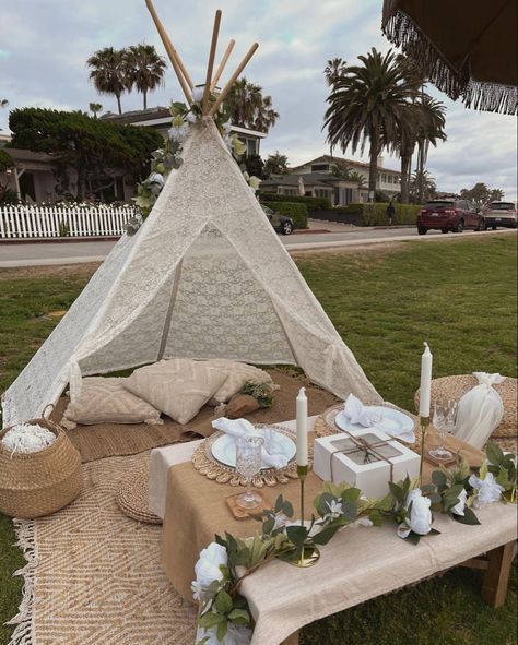 Boho Picnic Ideas Outdoor, Neutral Picnic Aesthetic, Beige Picnic Aesthetic, Boho Themed Picnic, Teepee Tent Picnic, Glam Picnic Table Settings, Floor Picnic Ideas, Luxury Picnic For Two, Neutral Picnic Setup