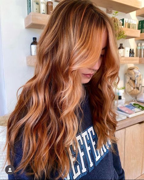 Dark To Strawberry Blonde Balayage, Dark Ginger Hair With Blonde Highlights, Strawberry Balayage, Dark Strawberry Blonde Hair, Blonde Hair Korean, Dark Ginger Hair, Toner For Blonde Hair, Pumpkin Spice Hair, Dark Strawberry Blonde