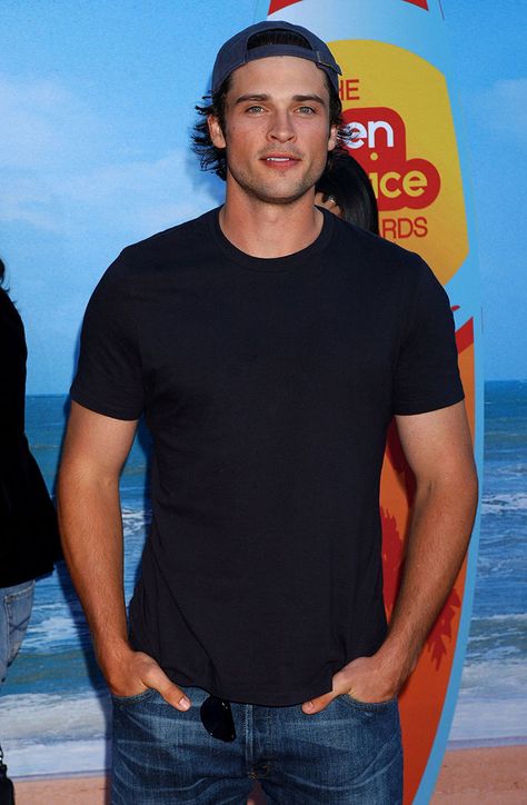 Tom Welling fell in love when I watched Cheaper by the Dozen Superman Images, Tom Welling Smallville, Tom Welling, Clark Kent, Smallville, Good Looking Men, Celebrities Male, Comme Des Garcons, Serie Tv