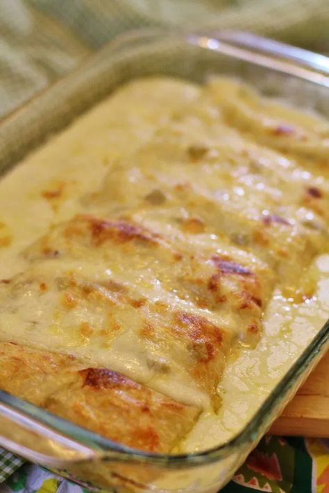 Best Enchiladas, White Chicken Enchiladas, Sour Cream Sauce, Chicken Enchilada Recipe, Enchilada Recipes, White Chicken, Chicken Enchiladas, Chicken Casserole, Quesadillas