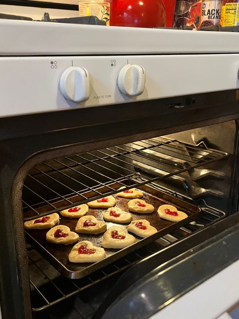 Fall Aesthetic Cookies, Heart Cookies Aesthetic, Home Baking Aesthetic, Baking Cookies Aesthetic, Baking Aesthetic, Cinnamon Girl, Heart Cookies, Downtown Girl, Autumn Aesthetic