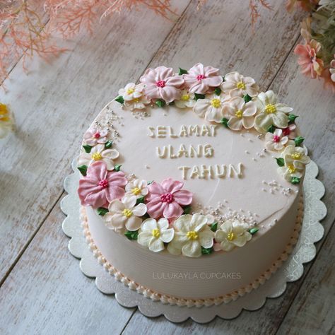 Pin By Elisa Villasenor On Fabulous Frosting | Buttercream Decorating, Flower Cake, Buttercream Cake Designs DE9 Easy Floral Cake Design, Floral Cake Designs Buttercream Flowers, Simple Floral Cake Design, Simple Birthday Cakes For Women, Floral Buttercream Cake, Floral Cake Birthday, Hantaran Kahwin, Flower Buttercream, Floral Cake Design