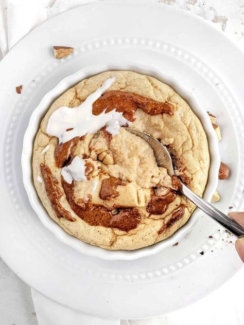 Cinnamon Protein Mug Cake - Fudgy, Healthy, Sugar Free! | Hayl's Kitchen Healthy Cinnamon Roll, Cinnamon Mug Cake, Protein Mug Cake, High Protein Muffins, Healthiest Protein Powder, Cake Sizes And Servings, Mug Cake Healthy, Protein Mug Cakes, Cake Calories