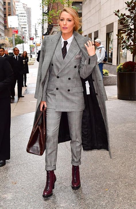 Blake Lively made a point for the three-piece suit in this plaid Ralph Lauren ensemble. Three Piece Suit Women's, Chique Outfit, Checked Jacket, Woman Suit Fashion, Mode Casual, Street Style Trends, Three Piece Suit, Blake Lively, Suit Fashion