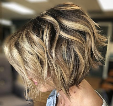 Short choppy layered bob 2019 Choppy Layered Bob, Haircut Ideas Short, Choppy Layered Bob Hairstyles, Medium Long Bob, Long Layered Curly Hair, Messy Bob Haircut, Angled Bob Haircuts, Bob Haircut Ideas, Straight Bob Hairstyles