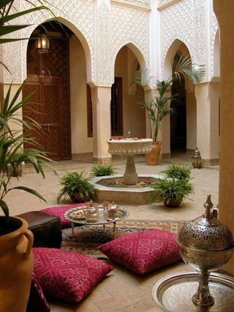 20 Moroccan Style House with Outdoor Spaces Morrocan Courtyard, Moroccan Courtyard, Design Per Patio, Kolam Air, Indoor Courtyard, Design Marocain, Riad Marrakech, Morocco Style, Style Marocain