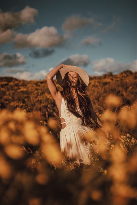 Model Outside Photoshoot, Hillside Photoshoot, Photo Inspiration Nature, Outdoor Model Shoot Poses, Lifestyle Outdoor Photography, Pasture Photoshoot Ideas, Hayfield Photoshoot, Pasture Pictures, Outdoor Photoshoot Ideas For Women Picture Poses