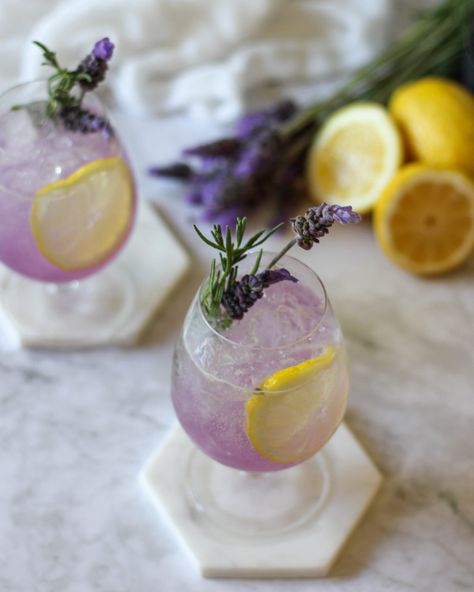 Gin Lemonade, Lavender Gin, Lavender Drink, Gin And Lemonade, Tonic Cocktails, Garden Cocktail, Basic Cocktails, Lavender Cocktail, Cocktail Gin