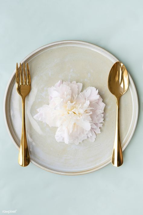 Spoon And Fork Aesthetic, Spoon Photography Ideas, Gold Cutlery Table Setting, Paper Card Design, Gold Fork, Golden Plate, Snow Board, Golden Spoon, Gold Spoon