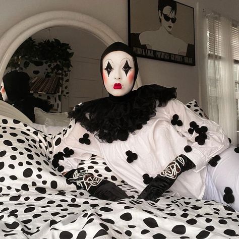 Black Clown Halloween Costume, Hard Halloween Costumes, 80s Clown Makeup, Clown Costume Inspiration, Pierrot Costume Diy, At Home Clown Costume, Peridot Clown Costume, Mime Costume Aesthetic, Alternative Clown Costume