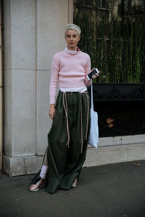 Layered Street Style, Layered Fashion Street Style, Dress Over Pants Street Style, Paris Fashion Week 2023 Street Style, Knit Dress Street Style, Street Fashion Paris, Layering Street Style, Fashion Layering, Snap Fashion