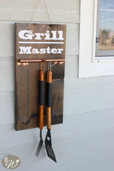 Grill Master Hanging Display – Get the siblings going on this hanging grill tool display. It features very-trendy-right-now copper piping and brackets. Click through for more diy father's day gift ideas. Gift Challenge, Boyfriend Christmas Diy, Tool Display, Diy Christmas Gifts For Boyfriend, Diy Gifts For Girlfriend, Diy Grill, Diy Anniversary Gift, Memory Jar, Diy Gifts For Dad