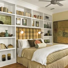 Remodelando la Casa: Built-ins around Bed - Inspiration Bedroom Built Ins, Bookshelf Headboard, Bookshelves In Bedroom, Southern Living House Plans, Bookcase Bed, Bedding Inspiration, Bookcase Headboard, Headboard Wall, Built In Bookcase