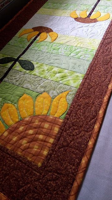 Quilt, Knit, Run, Sew: Sunflower Table Runner Quilted Sunflower Table Runner, Fall Table Runners Diy Easy, Fall Placemats Quilted, Quilt Rug, Spring Placemats, Spring Quilted Table Runners Patterns, Summer Quilted Table Runner, Spring Table Runner Pattern Free, Seasonal Table Runners