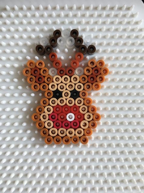 Fuse Bead Ornaments, Christmas Fuse Bead Patterns, Melted Bead Art, Pyssla Christmas Ideas, Pyssla Ideas Christmas, Perler Beads Christmas Ornaments, Holiday Perler Bead Patterns, Christmas Iron Beads, Christmas Hama Beads Pattern