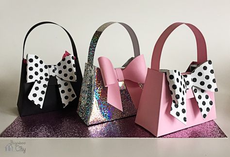 Bachelorette Party Favors - DIY Mini Paper Purses! Bachelorette Party Favors Diy, Diy Paper Purses, Diy Paper Bag, Paper Purse, Purse Crafts, Diy Party Favors, Purse Tutorial, Diy Glitter, Gift Box Template