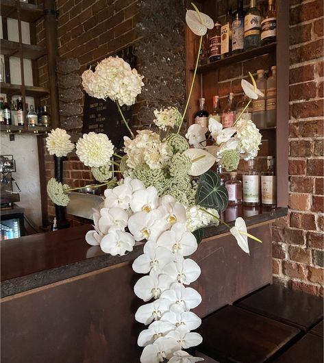 Modern Flower Arrangements Wedding, Bridal Table Arrangement, Bar Wedding Flowers, White Bar Arrangement, White Modern Wedding Flowers, White Rose Wedding Table, Hydrangea Wedding Decor, Organic Wedding Decor, Bridal Table Flowers